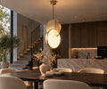 HaloArc gouden hanglamp boven moderne eettafel