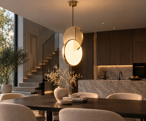 HaloArc gouden hanglamp boven moderne eettafel