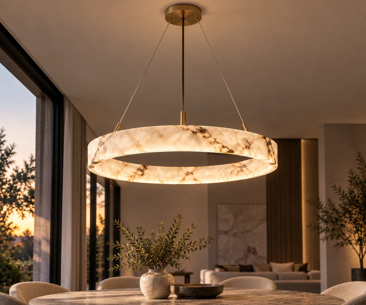 MarbleGlow ronde hanglamp met marmerlook boven een eettafel bij zonsondergang