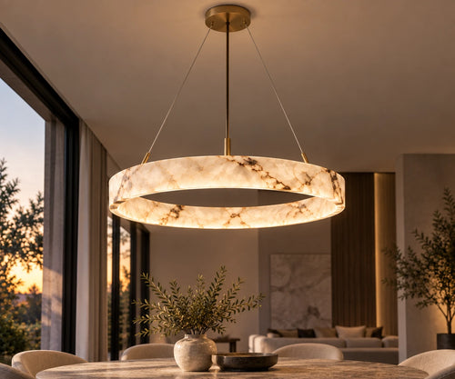 MarbleGlow ronde hanglamp met marmerlook boven een eettafel bij zonsondergang