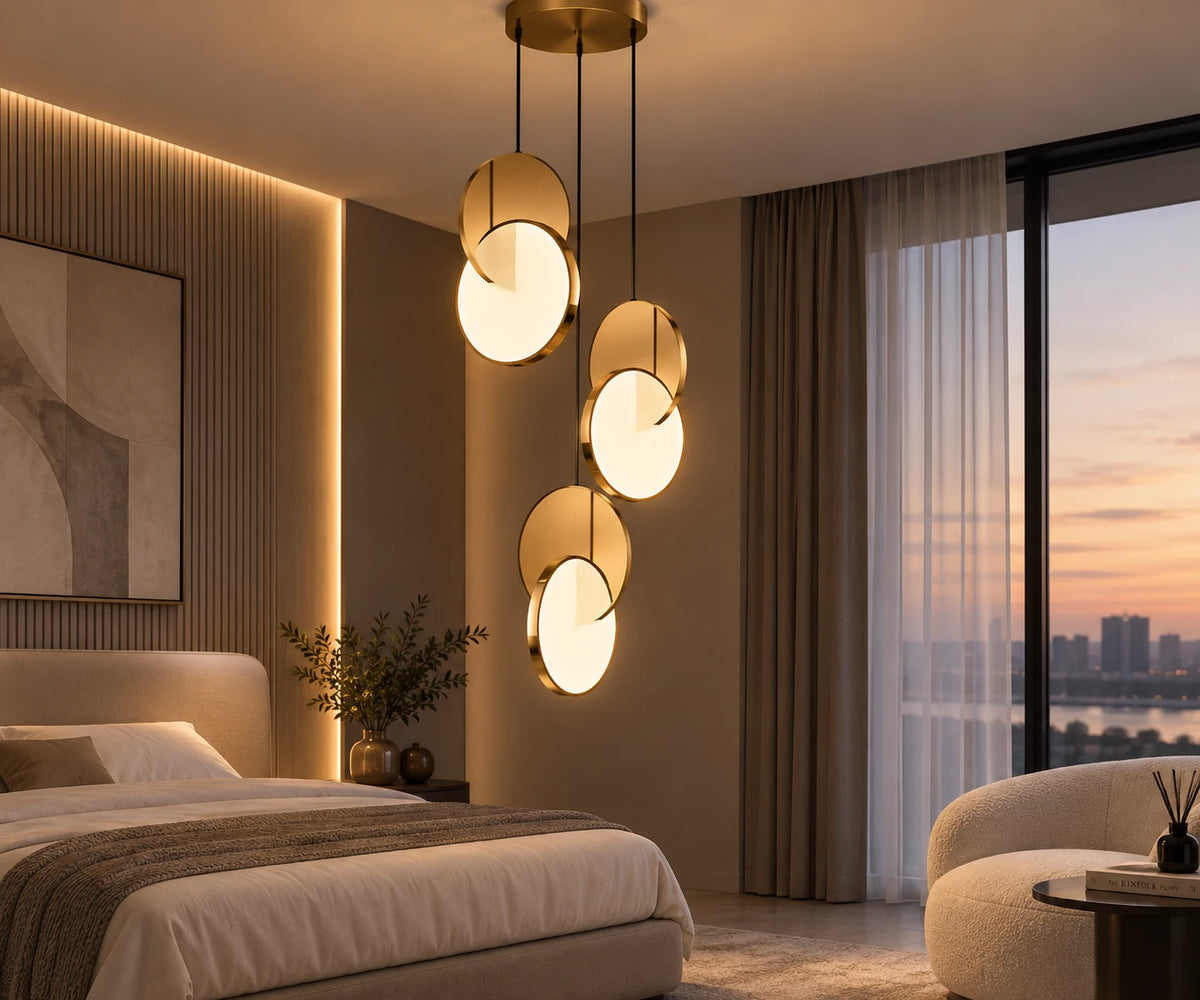 HaloArc gouden hanglamp set van 3 in moderne slaapkamer