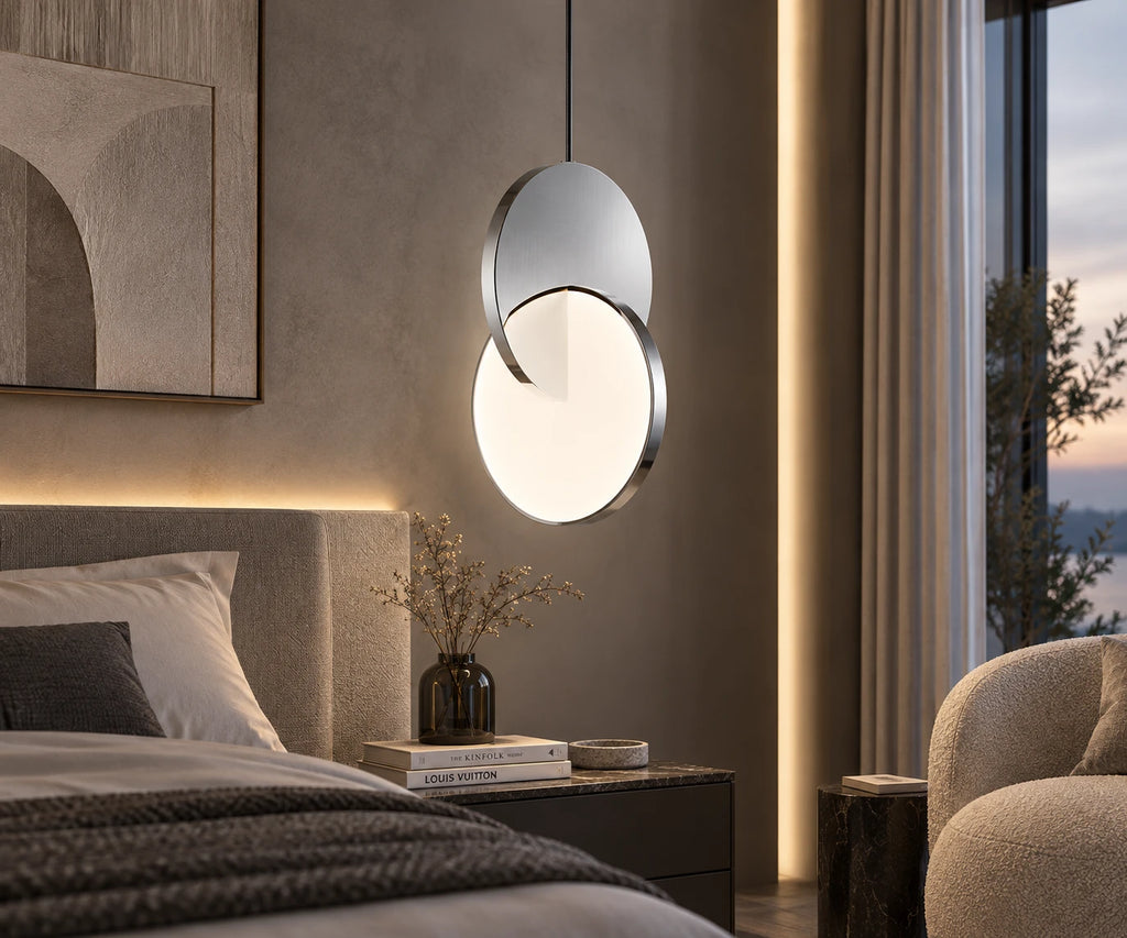 HaloArc zilveren hanglamp in moderne slaapkamer